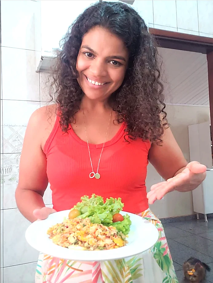 Tracey Vilela apresentando prato saudável para acompanhamento nutricional